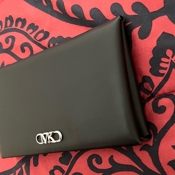 MICHAEL KORS Empire Logo Signature Silver-Tone Hardware 3-in-1 Black Wallet NWT - Picture 3 of 16